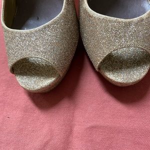 Madden Girl Oakland Golden Glitter Sling back peep toe heels Size 6.5.